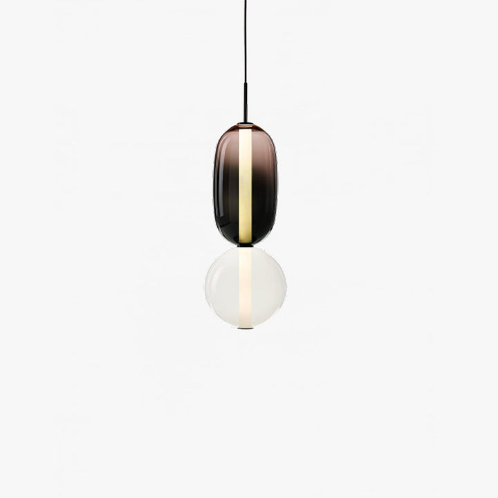 Modern taklampa i glas, elegant design för vardagsrum och matsal. Skapar stämningsfull LED-belysning.