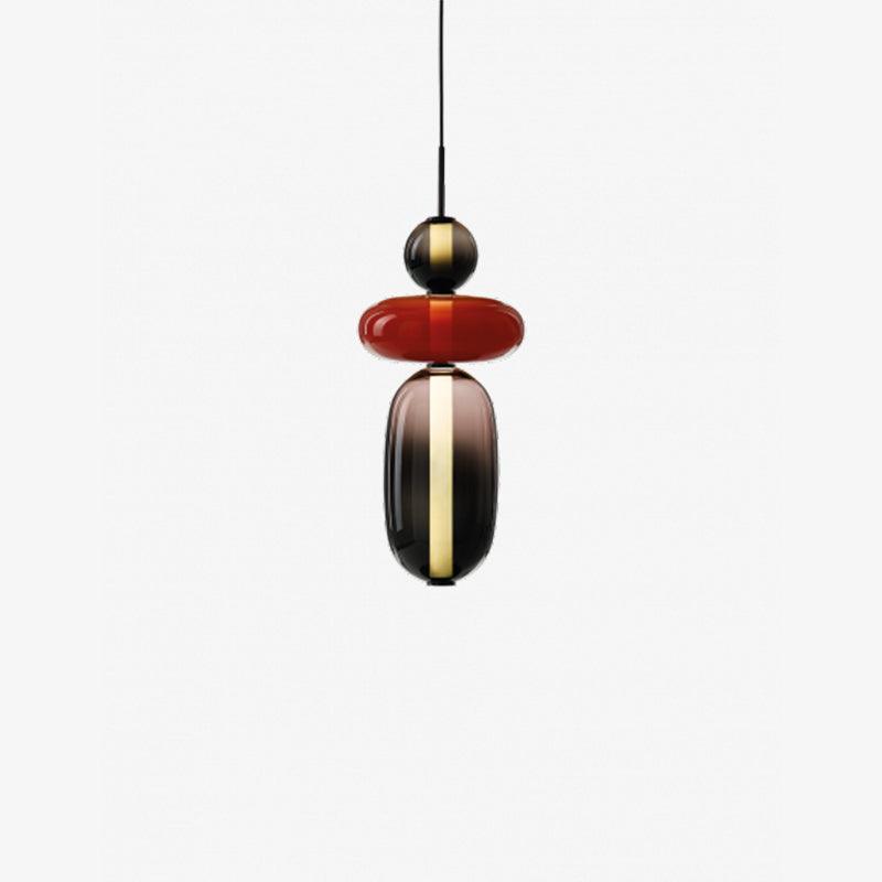 Detaljbild av modern taklampa i glas, vackra reflektioner. Stilren design för modern inredning.