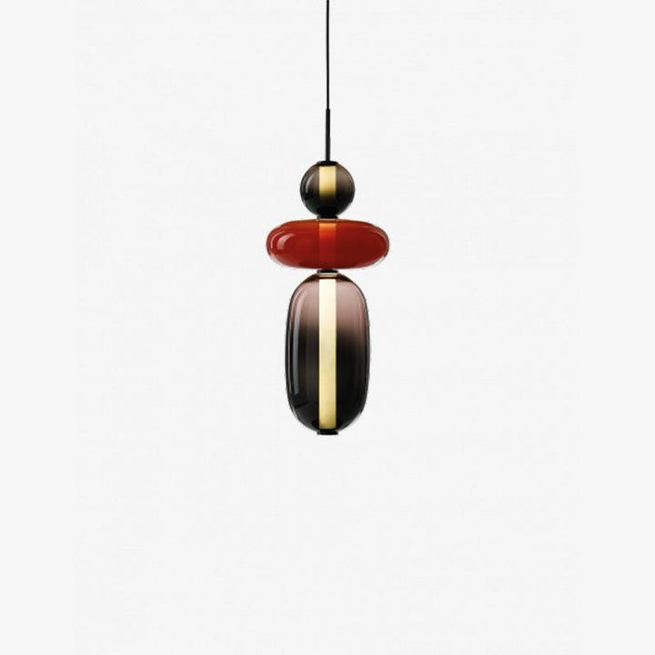 Detaljbild av modern taklampa i glas, vackra reflektioner. Stilren design för modern inredning.