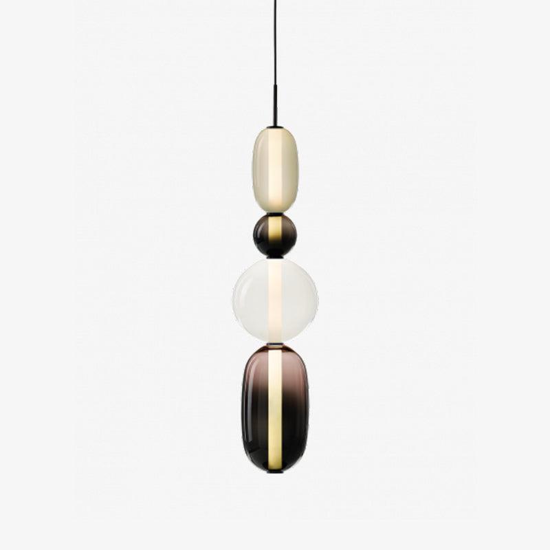Lysande taklampa i glas, sprider varm LED-belysning. Modern design för mysiga kvällar hemma.