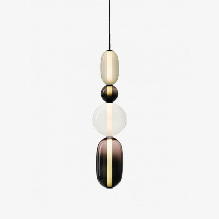 Lysande taklampa i glas, sprider varm LED-belysning. Modern design för mysiga kvällar hemma.