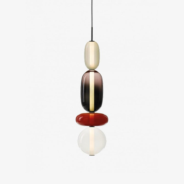 Taklampa i glas, avstängd. Modern design som en stilren inredningsdetalj i vardagsrummet.