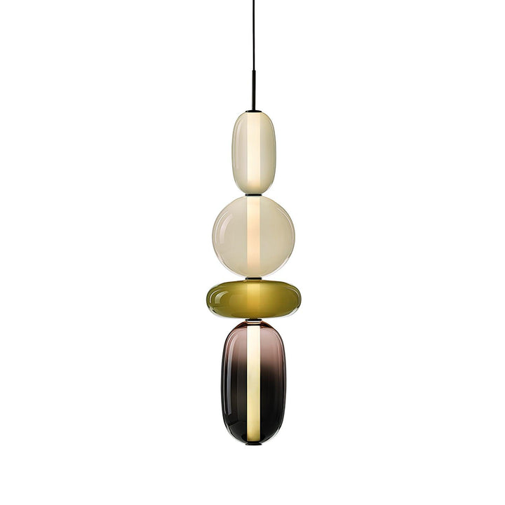Unik taklampa i glas sedd underifrån. Modern design och effektiv ljusspridning för rummet.
