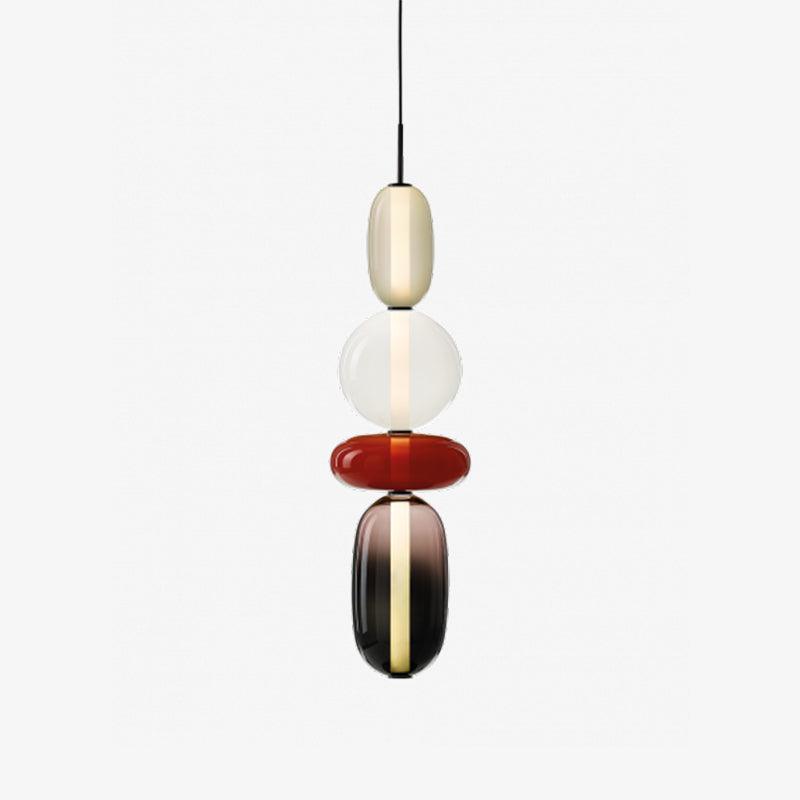 Sidovy av modern glaslampa i tak, elegant inredning. Dimbar belysning med stilren design.