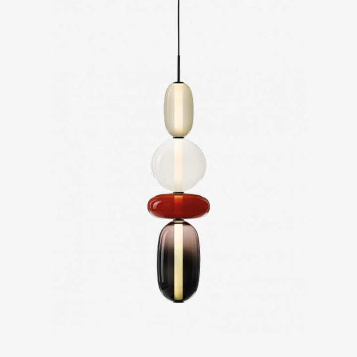 Sidovy av modern glaslampa i tak, elegant inredning. Dimbar belysning med stilren design.
