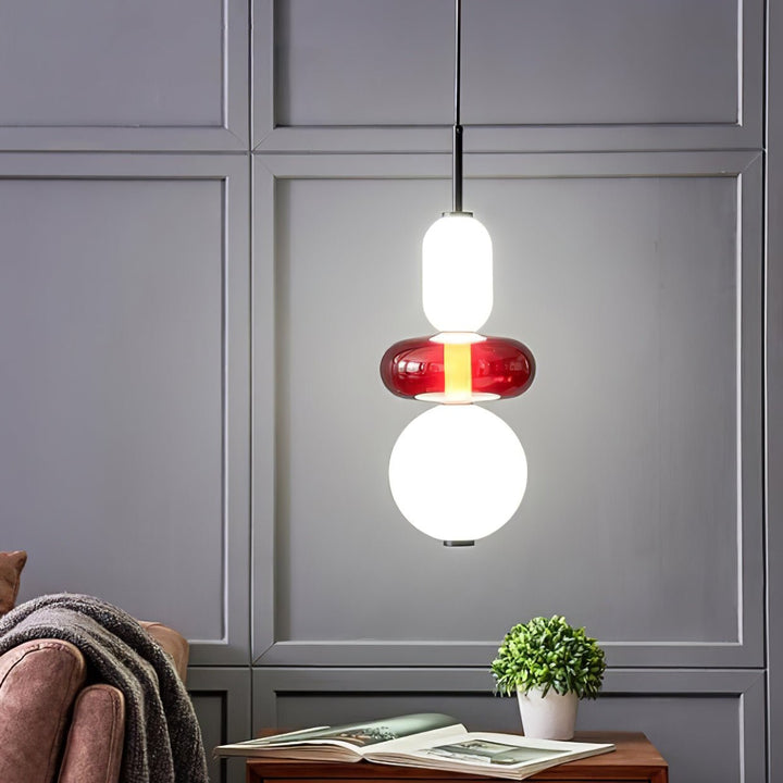 Design taklampa i glas, perfekt inredningsdetalj för modern belysning med LED-teknik.