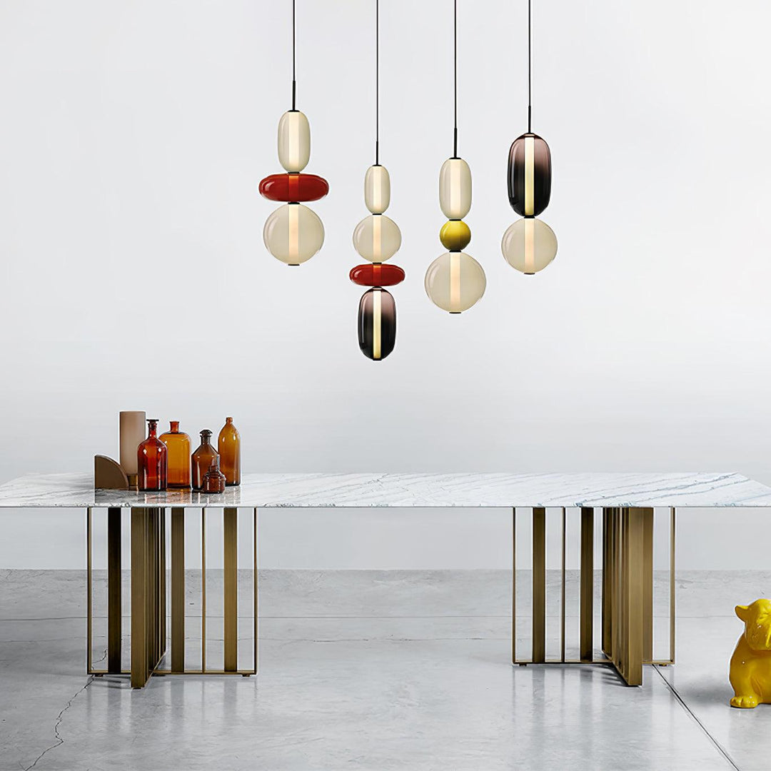 Energieffektiv LED-taklampa i glas, modern och stilren design. Ger behaglig ljusspridning.