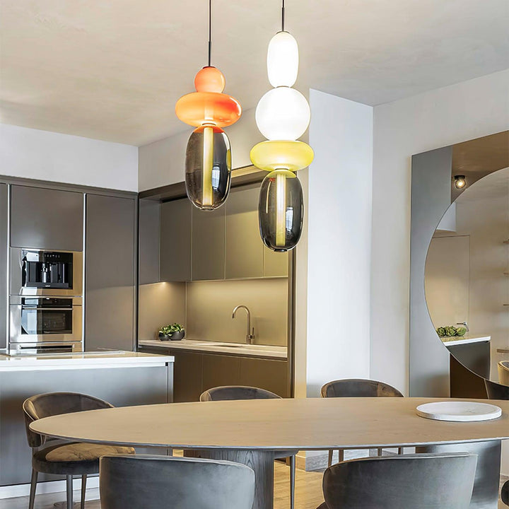 Klarglasig taklampa med minimalistisk modern design. Perfekt för ljus och stilren inredning.