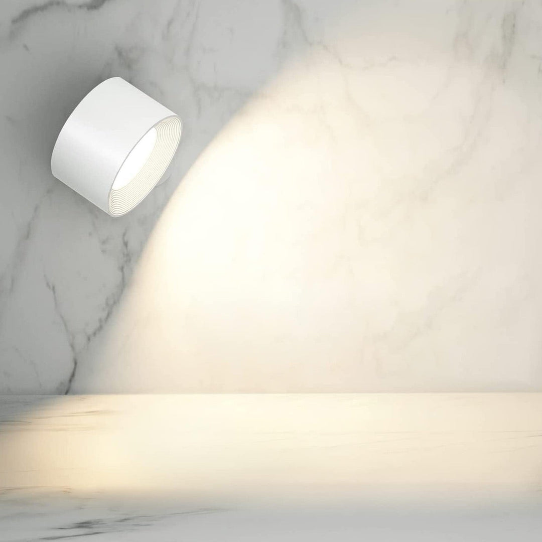 Trådlös vägglampa EasyStick som sänglampa i sovrummet. Modern, laddbar LED-belysning med enkel installation.