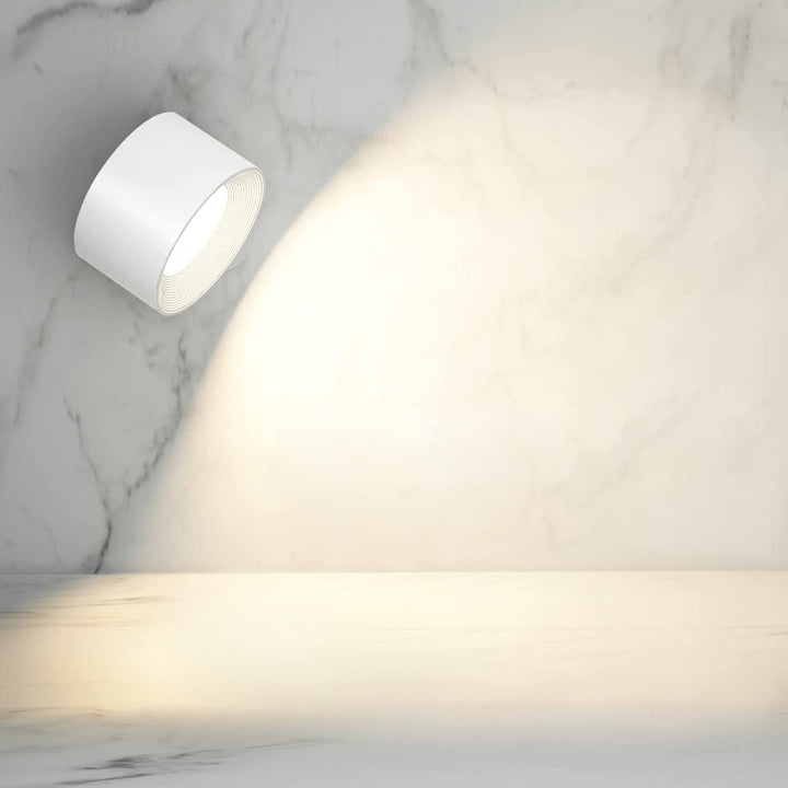 Trådlös vägglampa EasyStick som sänglampa i sovrummet. Modern, laddbar LED-belysning med enkel installation.