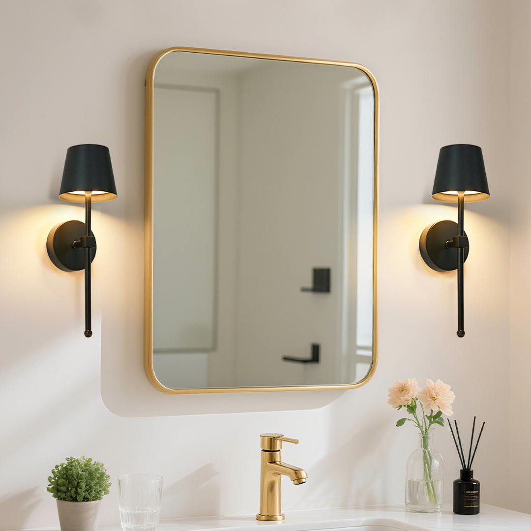 Elegant uppladdningsbar LED-vägglampa bredvid säng. Trådlös designlampa för mysig sovrumsinredning.