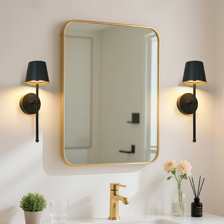 Elegant uppladdningsbar LED-vägglampa bredvid säng. Trådlös designlampa för mysig sovrumsinredning.