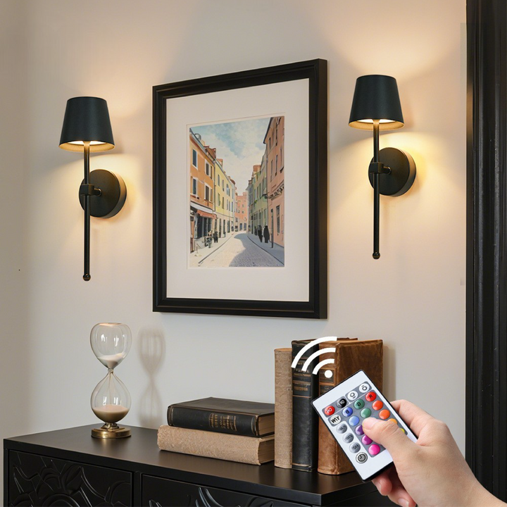 Minimalistisk modern vägglampa, trådlös och uppladdningsbar. LED-belysning lyfter hemmets design.