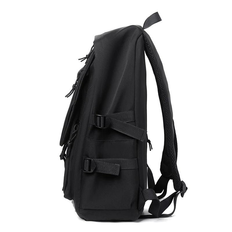 Svart modern vattentät unisex ryggsäck. Ergonomisk design för bekväm bärning av 15-tums laptop.