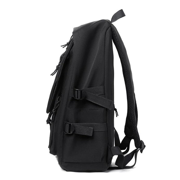 Svart modern vattentät unisex ryggsäck. Ergonomisk design för bekväm bärning av 15-tums laptop.