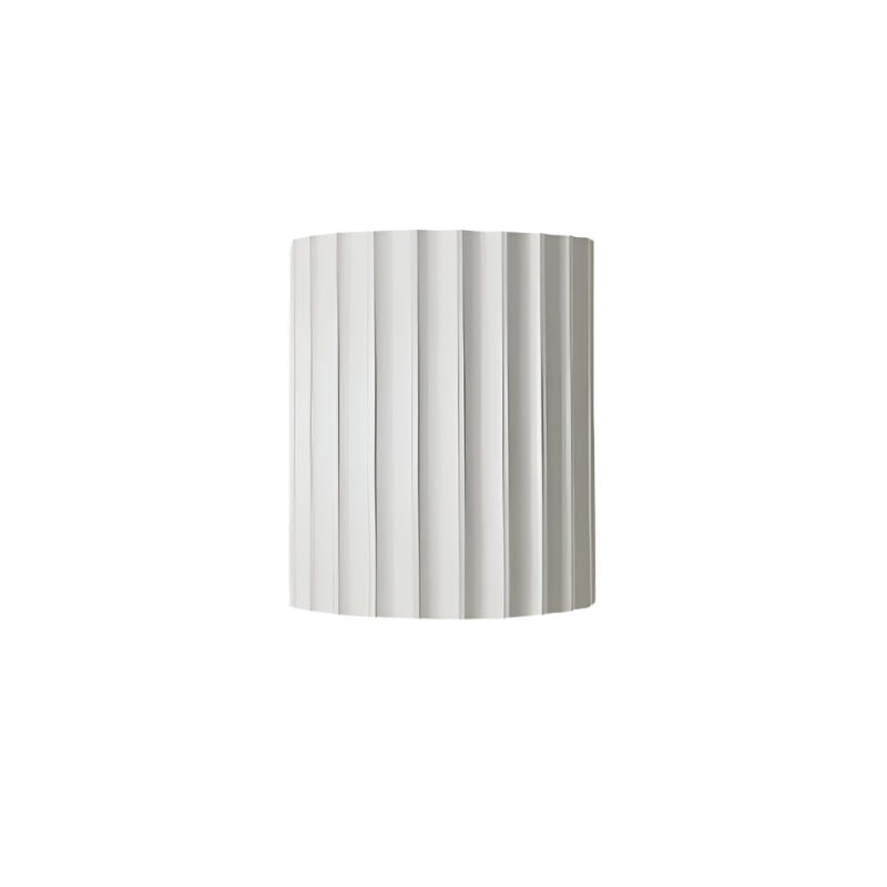 Modern vit LED-vägglampa i nordisk stil. Energieffektiv design för stämningsfull inomhusbelysning.