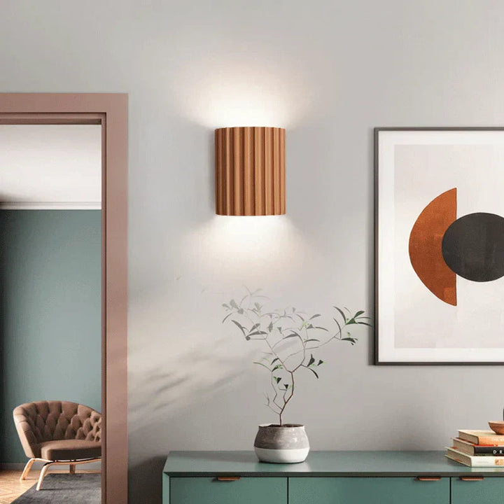 Stilren vit LED-vägglampa, modern design. Perfekt för stämningsfull inomhusbelysning i nordisk stil.