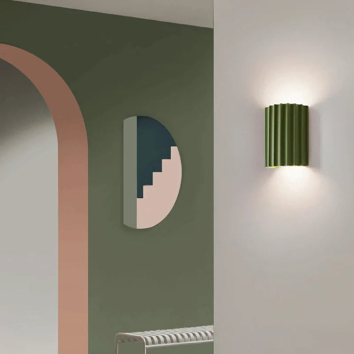 Modern grå LED-vägglampa. Energieffektiv designlampa som skapar stämningsfull inomhusbelysning.