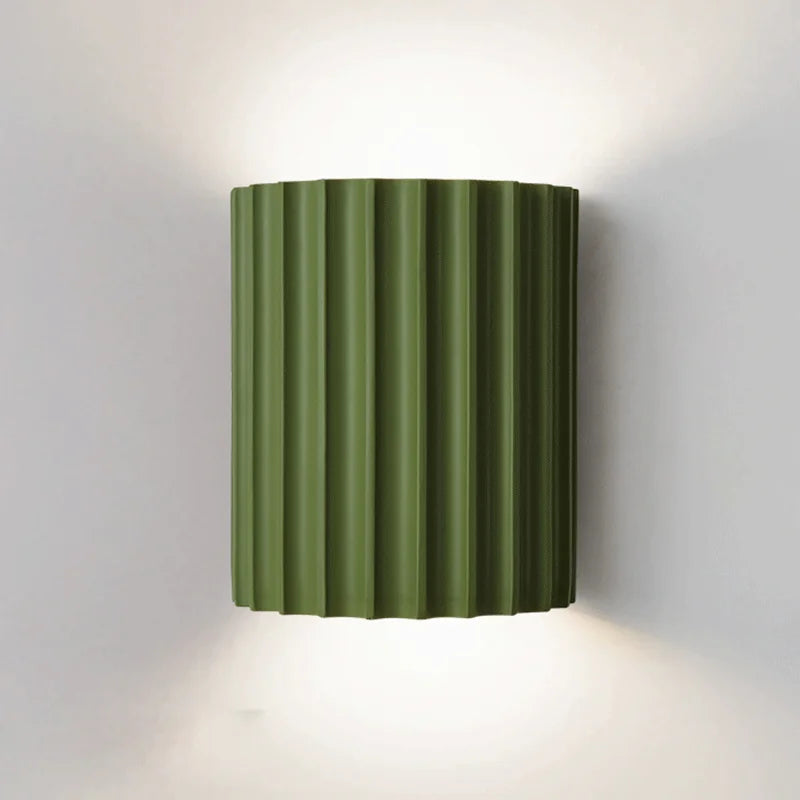 Grön LED-vägglampa i modern nordisk stil. Energieffektiv designlampa för mysig inomhusbelysning.