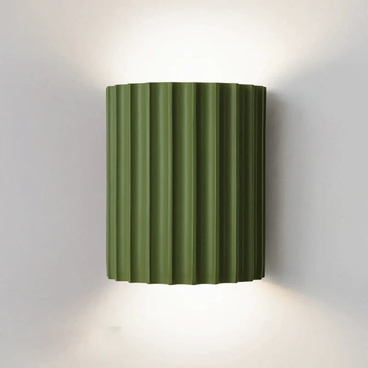 Grön LED-vägglampa i modern nordisk stil. Energieffektiv designlampa för mysig inomhusbelysning.
