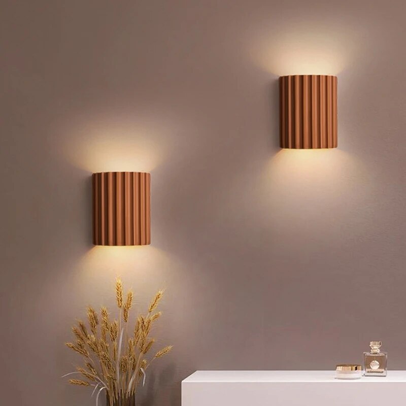 Energieffektiv modern LED-vägglampa. Stilren design för stämningsfull och nordisk inomhusbelysning.