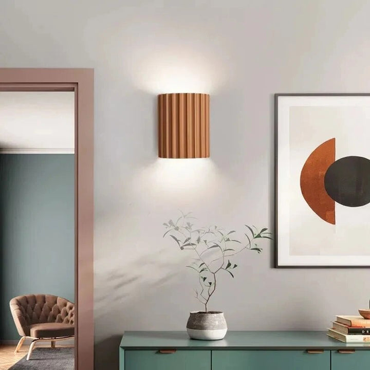 Modern LED-vägglampa monterad på vägg. Ger stämningsfull inomhusbelysning och bidrar till nordisk stil.