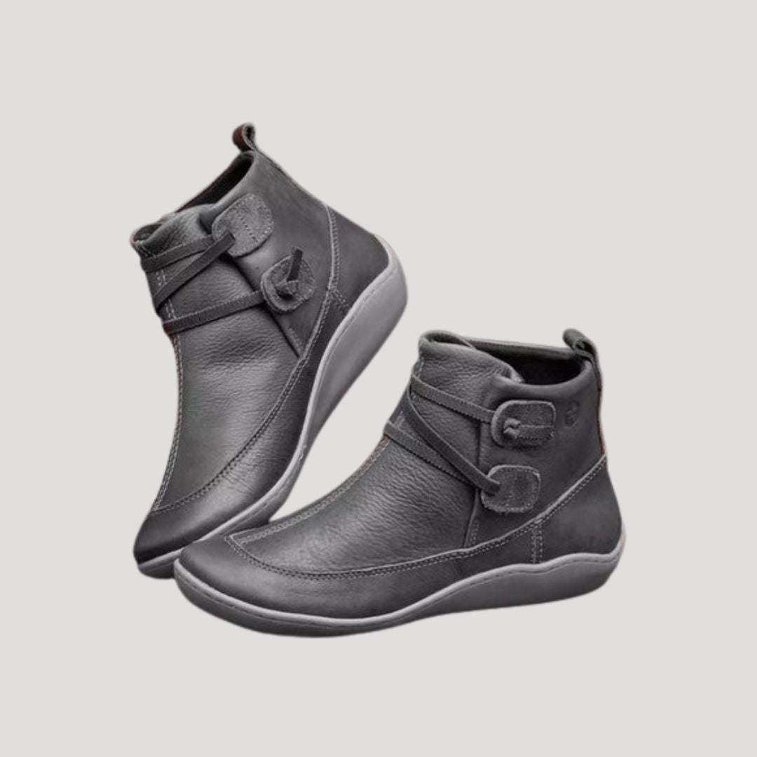 Svarta damankelboots med elegant remdetalj. Mångsidiga och moderna stövlar för vardag och stil.
