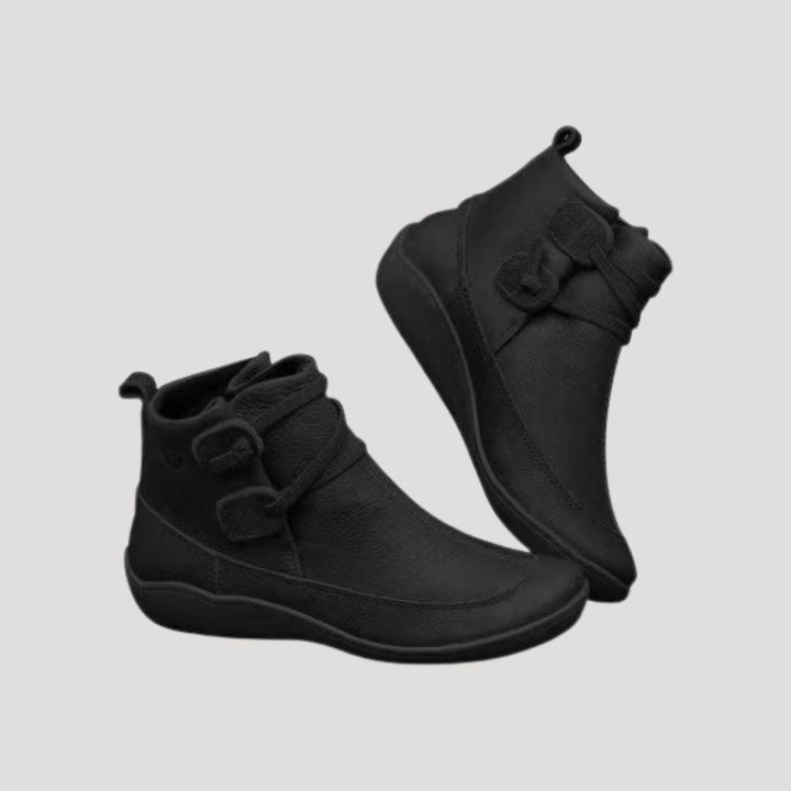 Detaljbild: Remdetalj på moderna ankelboots för dam. Stilren design och bekväm känsla för våren.
