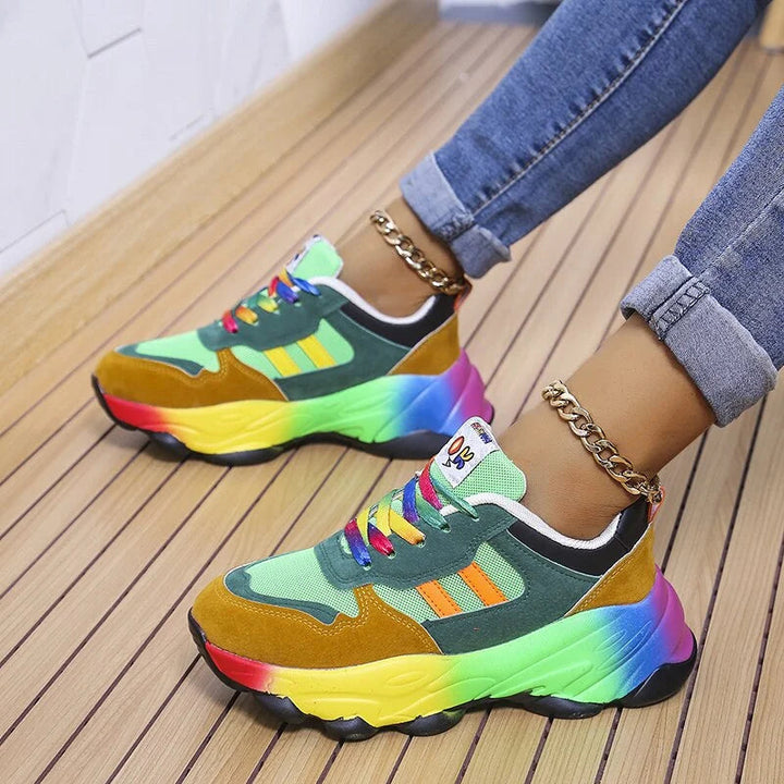 Kvinnors bekväma sneakers för vardag. Modern design med fotstöd, idealiska för promenader och sportaktiviteter.