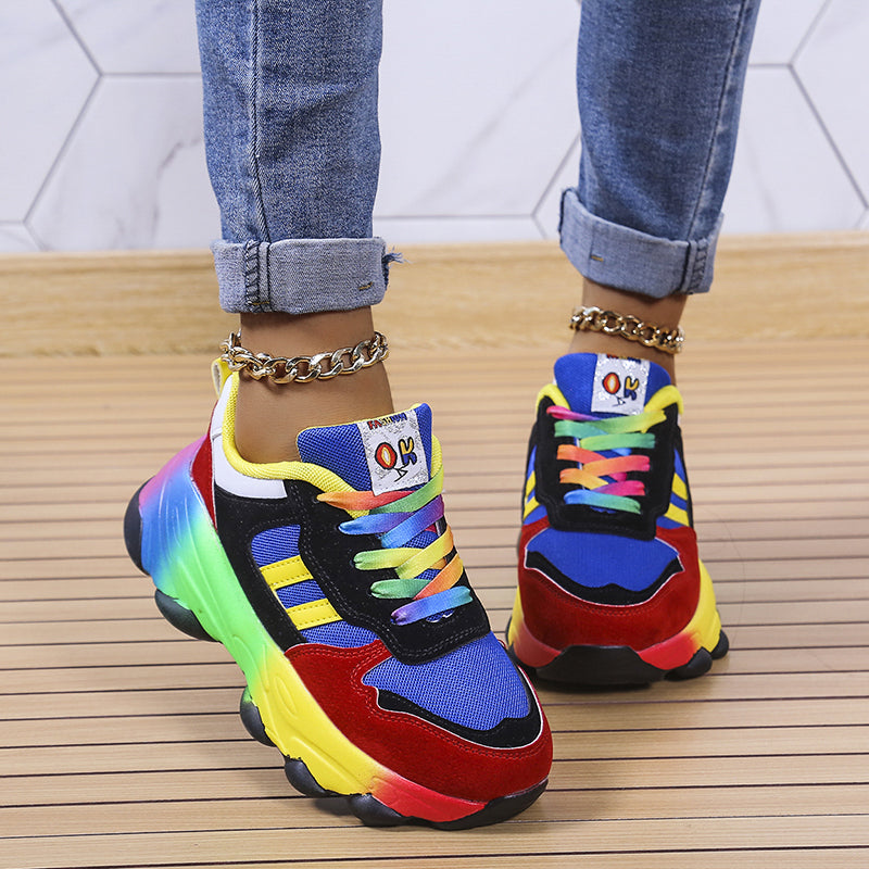 Blå dam sneakers, lågskurna med bekvämt fotstöd. Idealiska vardagsskor för aktiv livsstil och promenader.