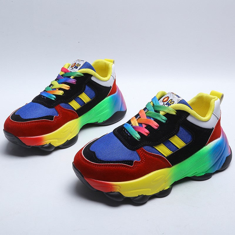 Sportiga dam sneakers med modern design. Bekväma walkingskor som ger fotstöd och säkert grepp för aktiva kvinnor.