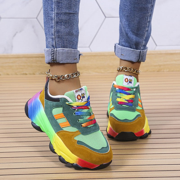 Stilrena dam sneakers med modern design. Ger utmärkt fotstöd och komfort för hela dagen, även maskintvättbara.