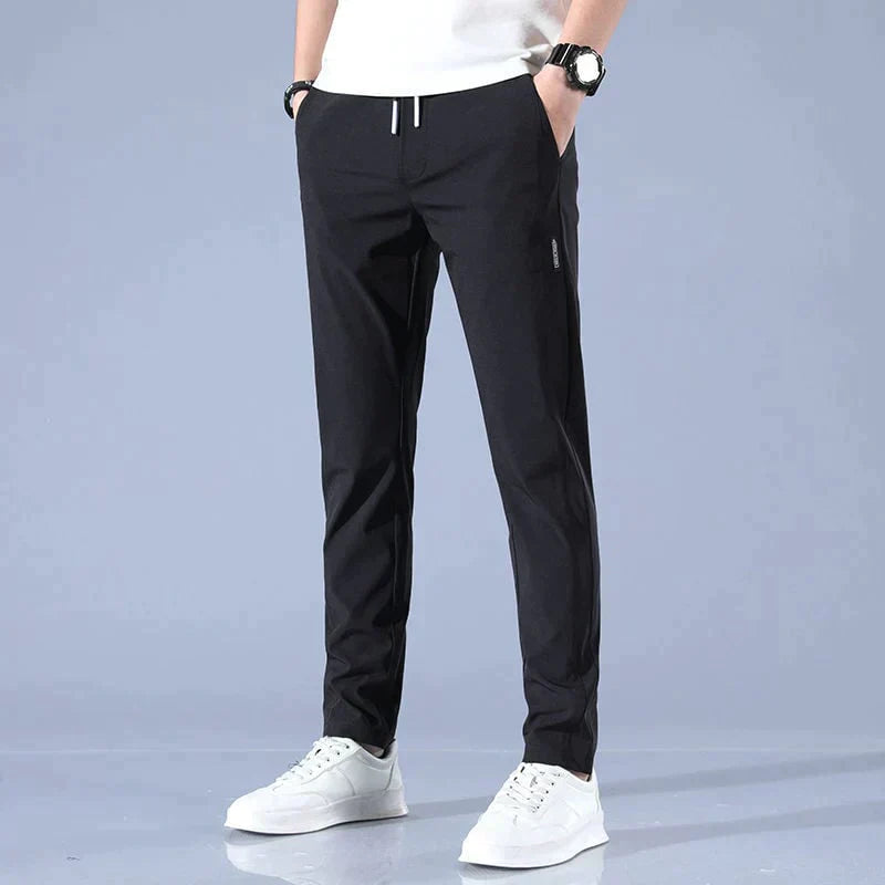 Svarta slim fit stretch herrjeans, flexibla och stilrena. Idealiska vardagsjeans som passar alla tillfällen.
