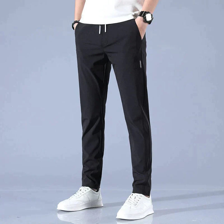 Svarta slim fit stretch herrjeans, flexibla och stilrena. Idealiska vardagsjeans som passar alla tillfällen.