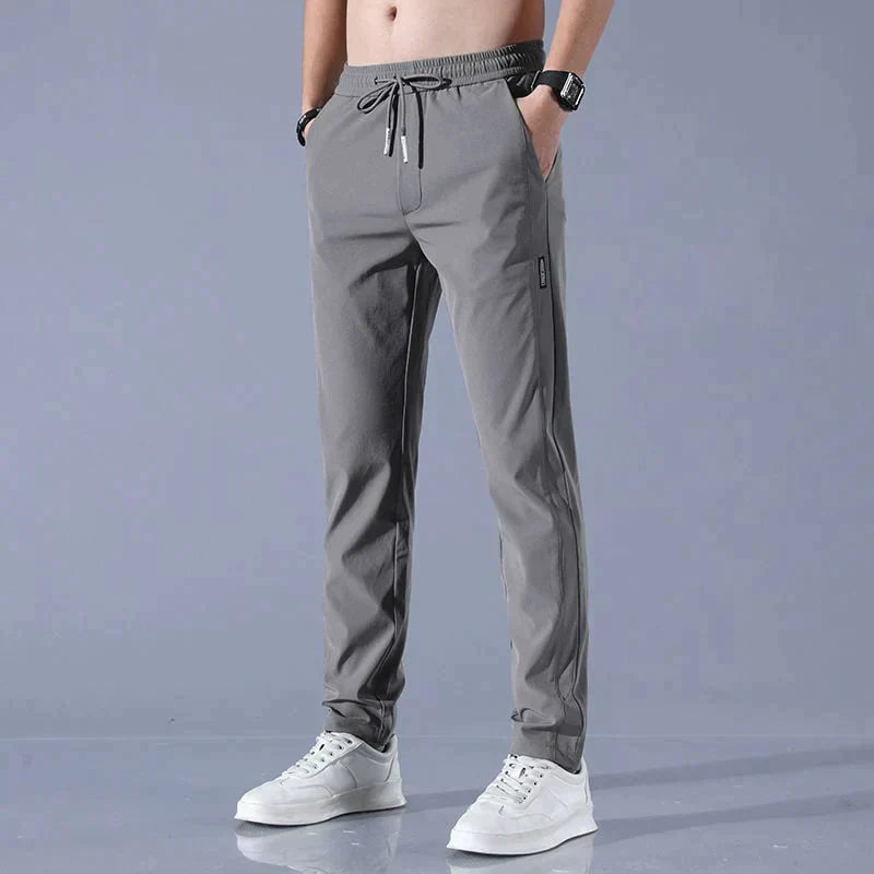 Ljusgrå slim fit stretch jeans för män. Bekväma, moderna herrbyxor som erbjuder rörelsefrihet och stil.