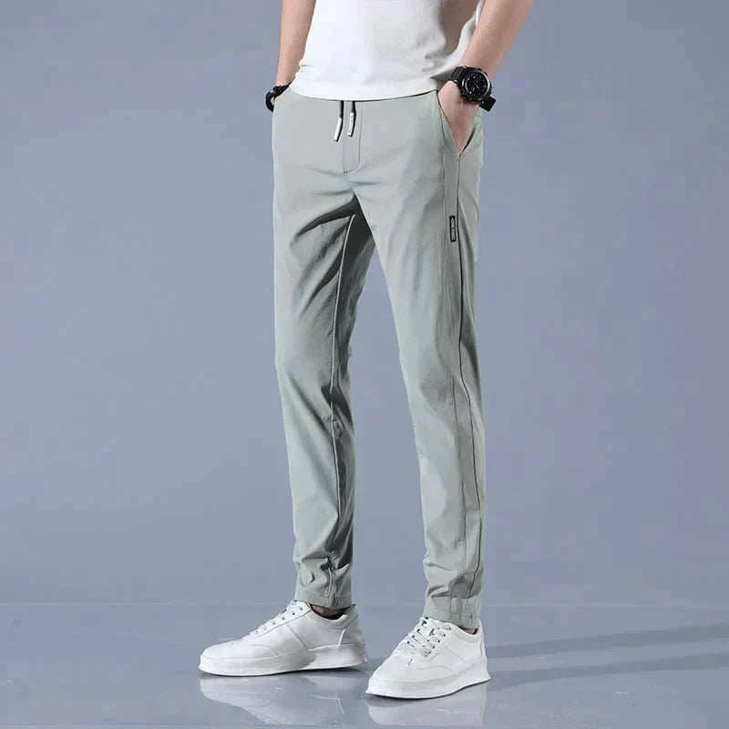 Bekväma slim fit herrjeans med stretch. Moderna och flexibla herrbyxor för en stilren look, från vardag till fest.