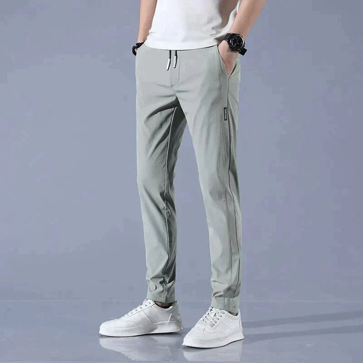 Bekväma slim fit herrjeans med stretch. Moderna och flexibla herrbyxor för en stilren look, från vardag till fest.