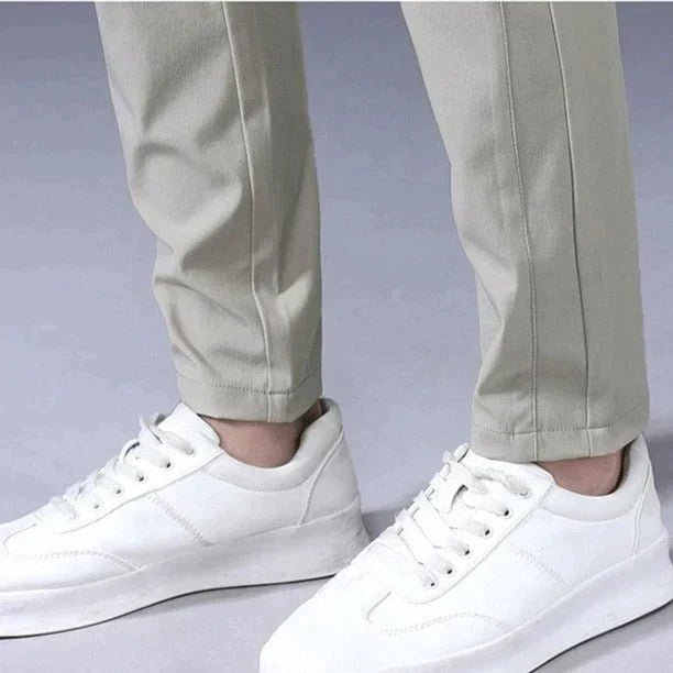 Mörkgrå stretch slim fit herrjeans, designade för komfort och rörelse. Mångsidiga herrbyxor för en aktiv livsstil.