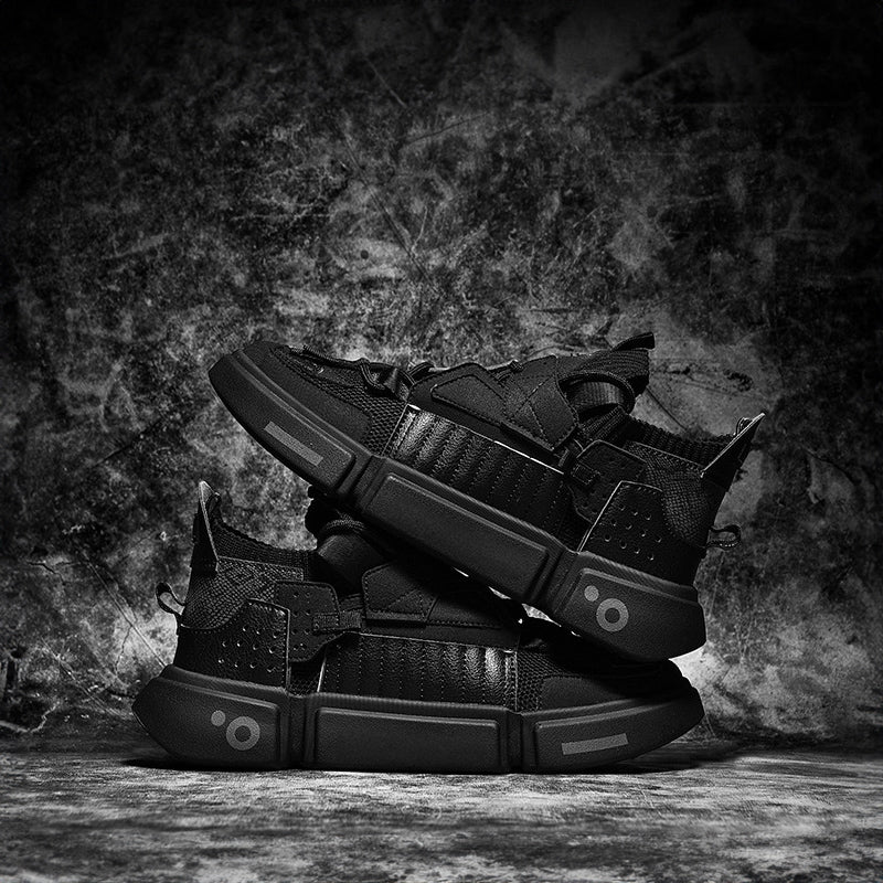 Närbild på stilrena herr sneakers. Moderna vårskor med andningsbart material för maximal komfort.