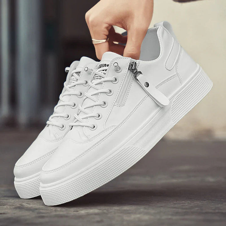 Moderna herrsneakers i svart med vit sula. Stilrena vardagsskor med bekväm passform, perfekt för streetstil.