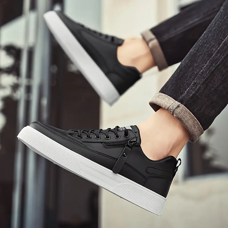 Snygga herrsneakers, sidovy visar praktisk dragkedja för enkel påtagning. Svarta fritidsskor i modern design.