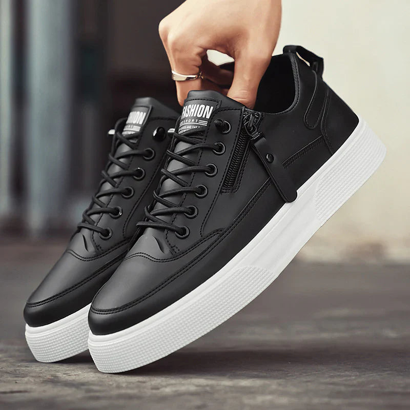 Herrsneakers framifrån. Rena linjer, snörning och bekväm tåbox. Svarta vardagsskor för en stilren look.
