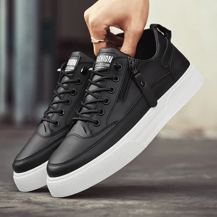 Herrsneakers framifrån. Rena linjer, snörning och bekväm tåbox. Svarta vardagsskor för en stilren look.