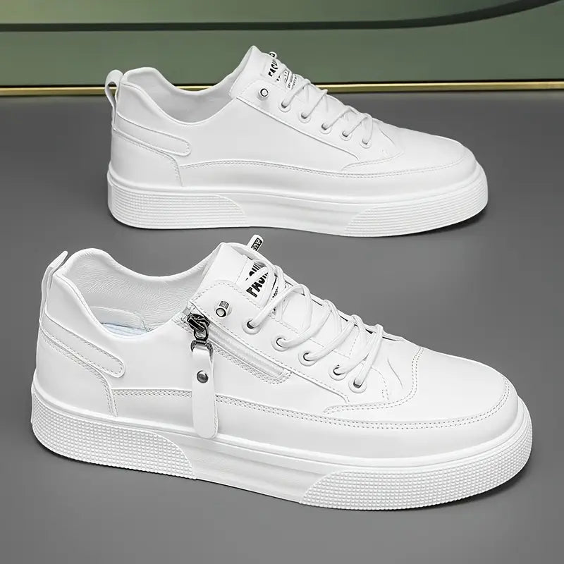Herrsneakers baksida med detalj på häl och sula. Ger bra grepp och komfort för vardagsbruk. Stilrena herrskor.