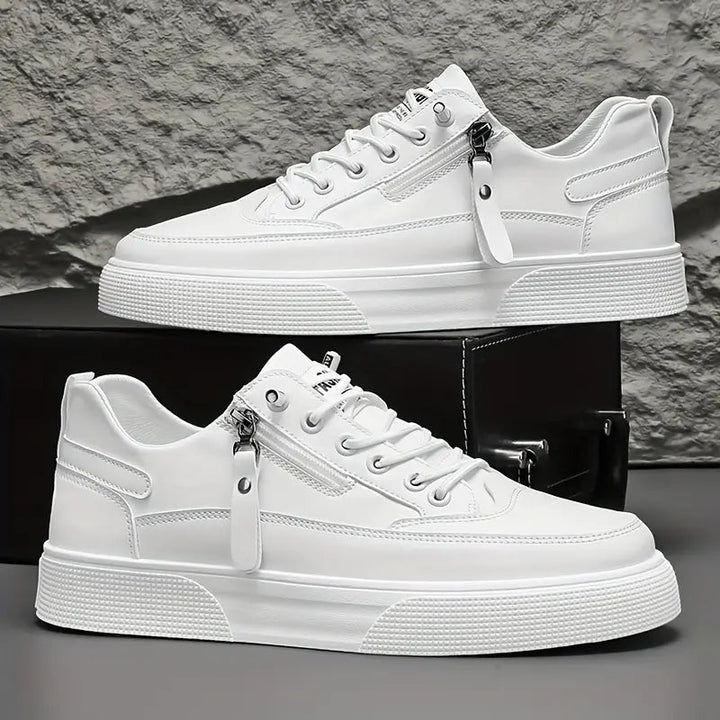 Herrsneakers på foten, visar hur de passar. Idealiska vardagsskor för en bekväm streetstil med modern touch.