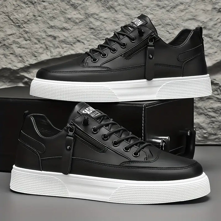 Detaljbild av yttersulan på herrsneakers. Robust sula för optimal komfort och grepp, designad för fritidsbruk.