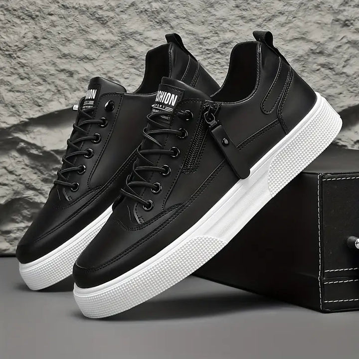 Herrsneakers stylade med jeans, perfekt för en avslappnad streetstil. Moderna fritidsskor med sidodragkedja.