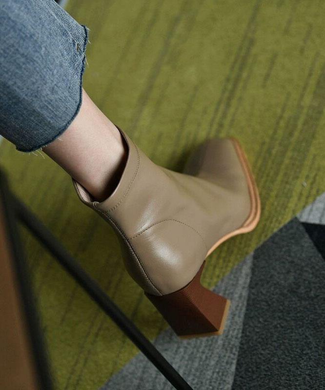 Chunky klack stövlar för kvinnor med elegant design och sidodragkedja. Moderna och trendiga, idealiska för säsongen.