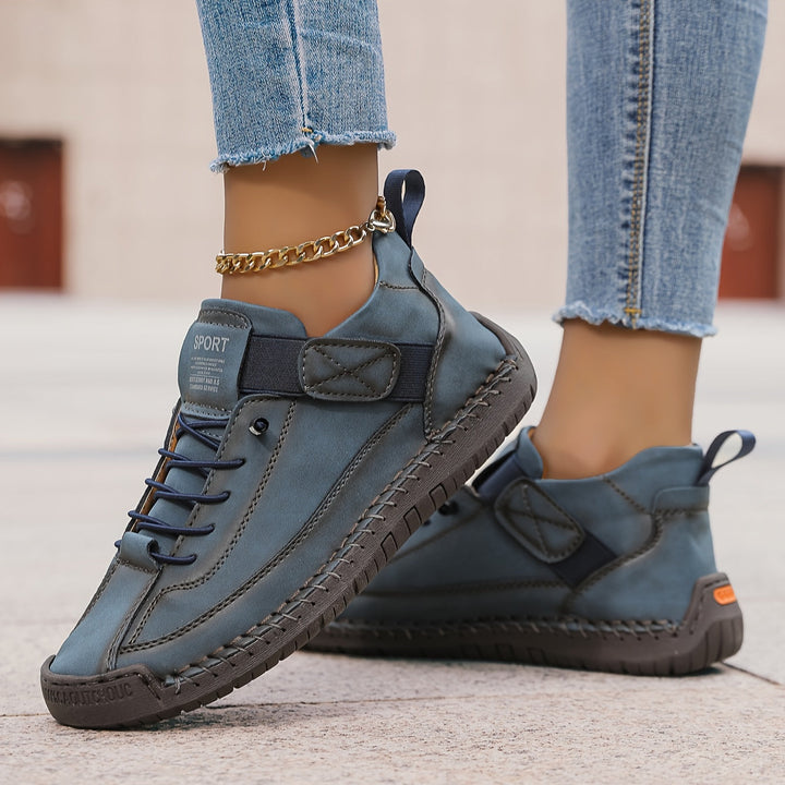 Moderna och bekväma kvinnorsneakers. Stilrena vardagsskor för våren, lätta och fashionabla för varje steg.