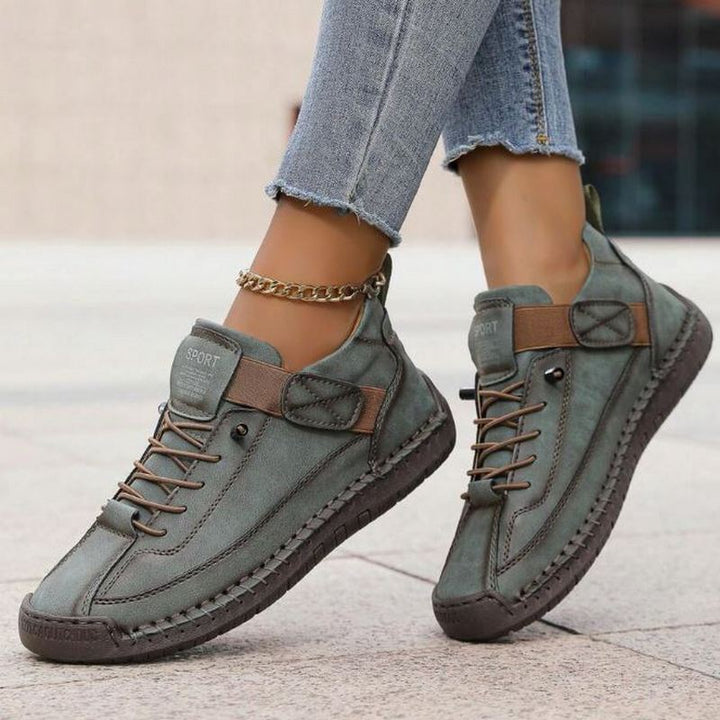 Stilrena kvinnorsneakers, designade för vardaglig komfort och modern stil. Perfekta som bekväma vårskor.